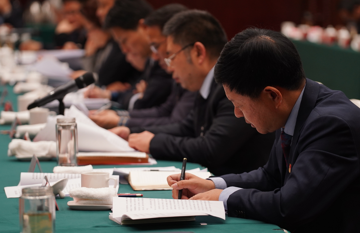 分组讨论会现场委员在认真做笔记